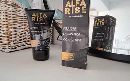 Упаковка и тюбик геля Alfarise стоят у корзинки.